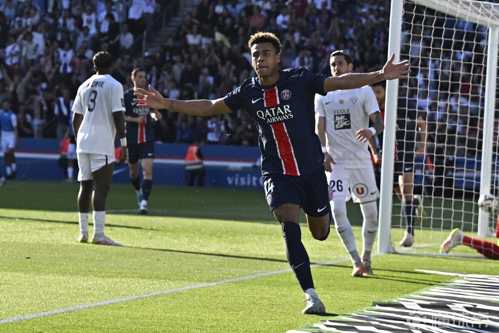 爱游戏官方-巴黎圣日耳曼客场告捷,稳固领先优势的简单介绍