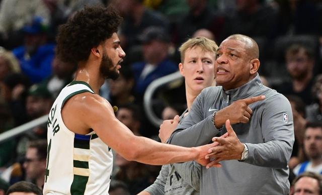 爱游戏链接-雄鹿再胜爵士,米德尔顿砍下全场最高分