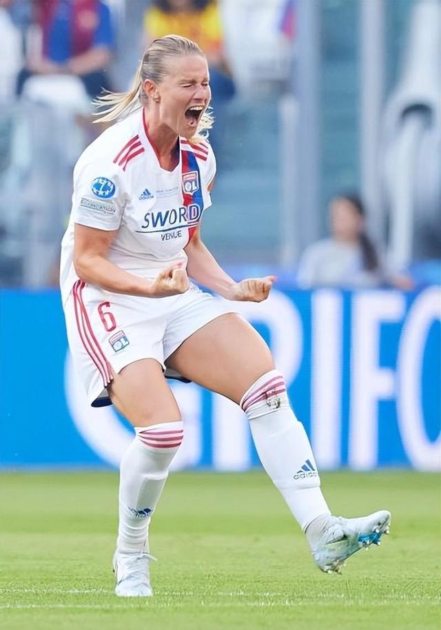 爱游戏注册-关于美洲足球对决赛:女足选手全力拼搏的信息