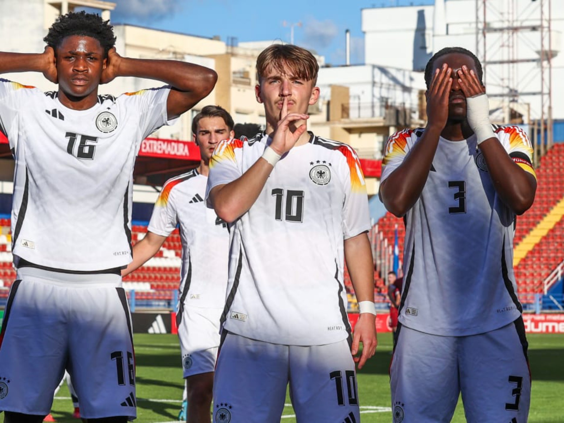 爱游戏教练-欧预赛小组赛开幕在即,球队士气高昂