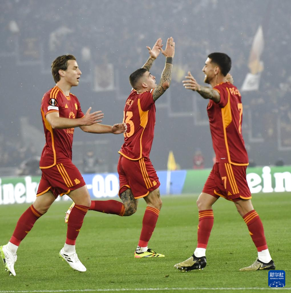爱游戏vip注册-罗马球员集体庆祝进球,展现出团结精神