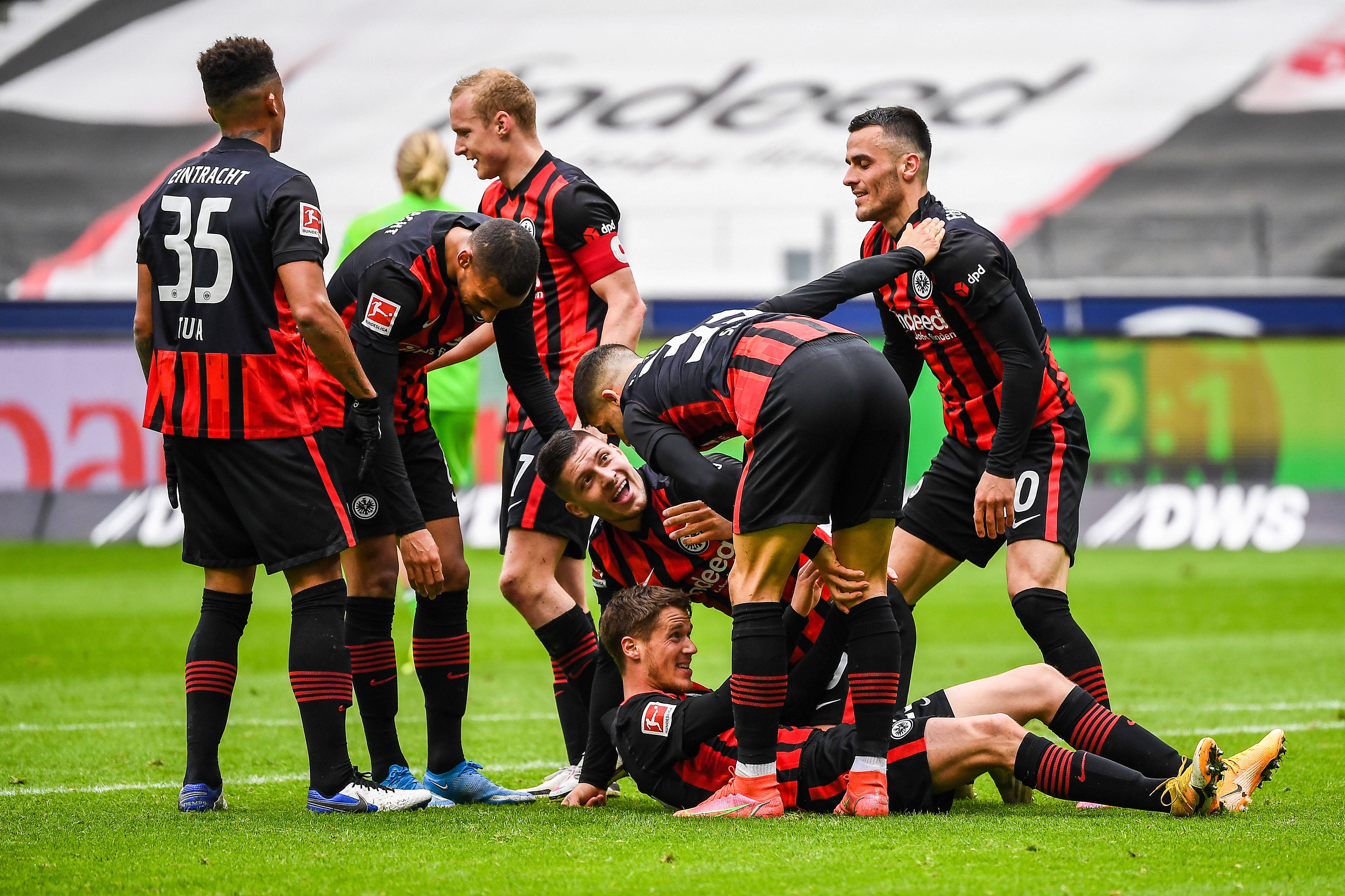 爱游戏馆-包含华沙联主场战胜法兰克福,取得关键胜利的词条