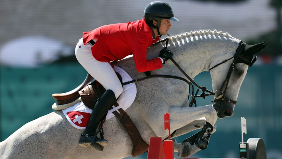 爱游戏电竞-瑞士选手在马术比赛中获得第二名