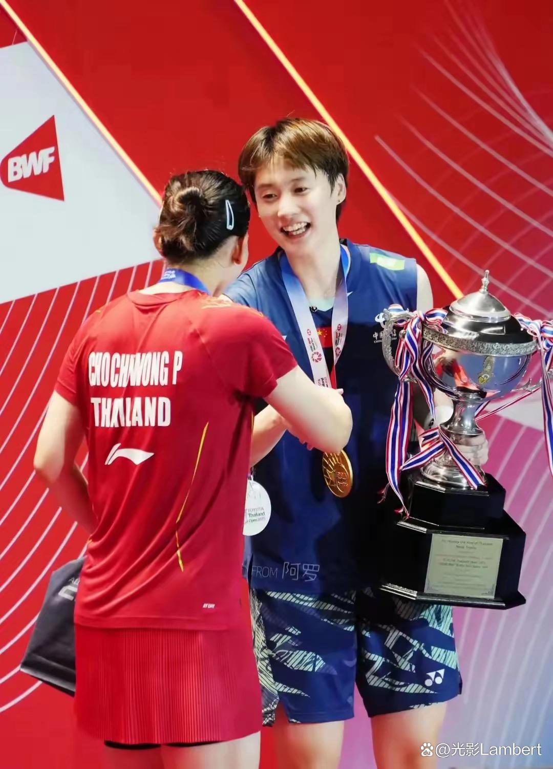 爱游戏教练-泰国选手在羽毛球比赛中奋勇争先,获胜